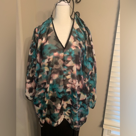 Women’s Large Sheer Colorful Black Top, Preloved, Wide Qtr sleeve, V neck & back - Picture 2 of 7